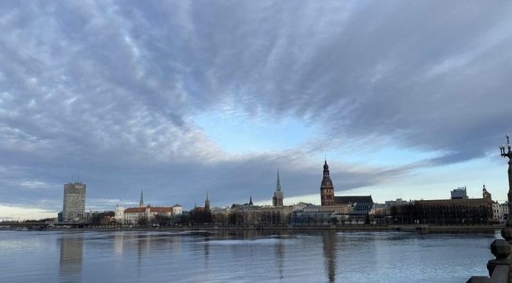 В воскресенье в Латвии будет облачно и дождливо, возможны грозы