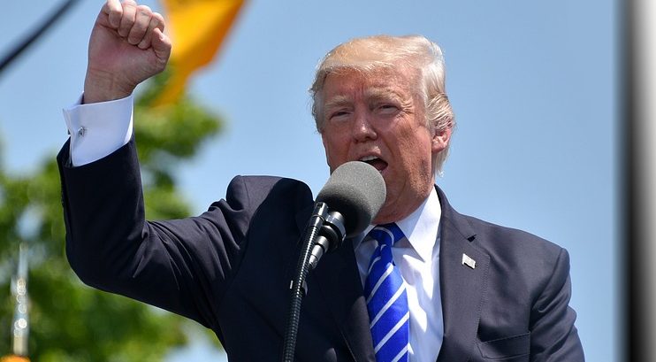 Дональд Трамп, которому предъявлено 91 обвинение, добровольно явится в тюрьму