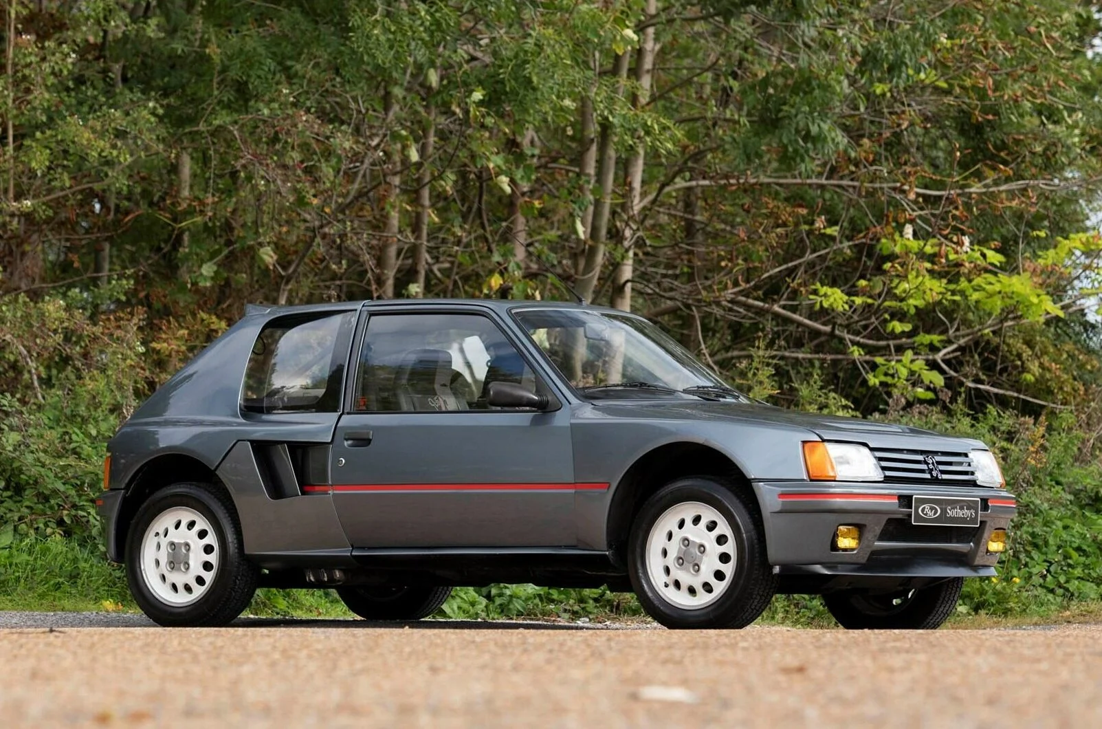 На аукционе Sotheby’s 38-летний Peugeot продали по цене нового Ferrari