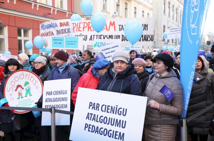 13 миллионов выделено на повышение зарплат учителям