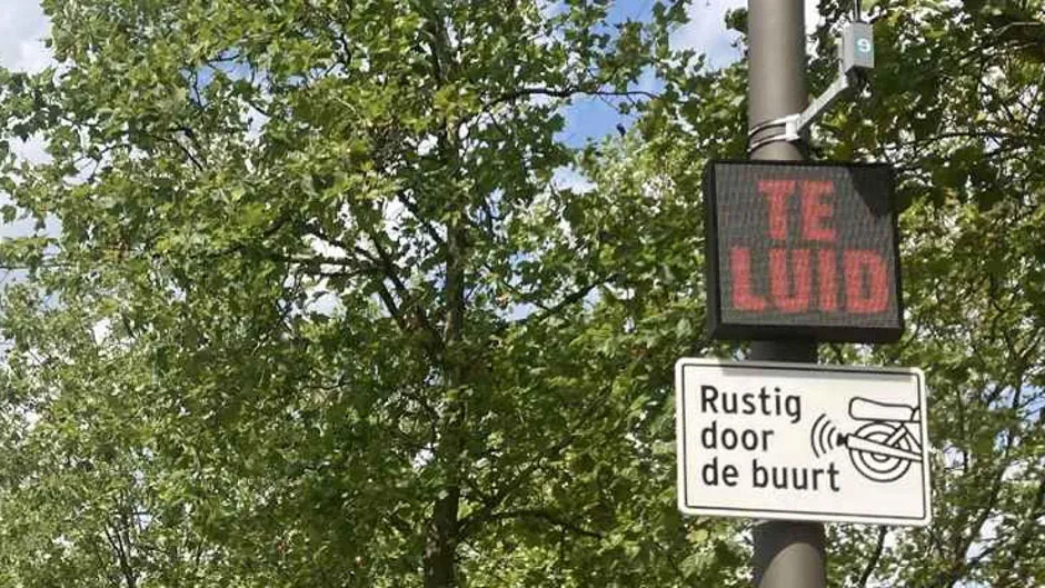 В Амстердаме дорожные знаки начнут «ругать» умных водителей