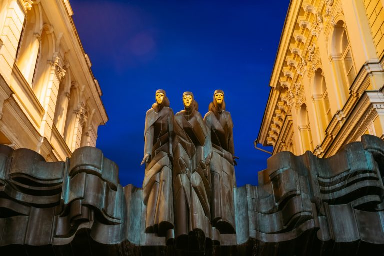 Литовский театр попросил посетителей не приходить на его спектакли