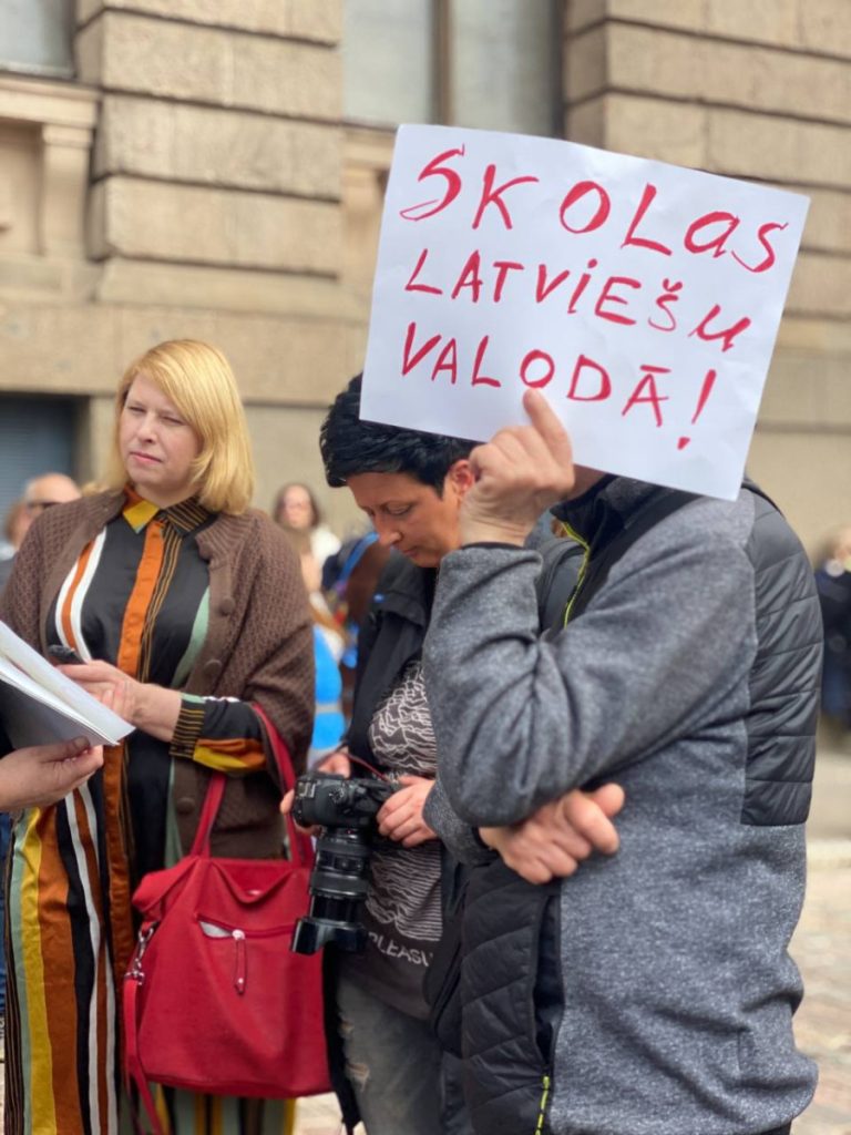 Сегодня в Риге пройдет пикет против перехода на обучение только на латышском языке