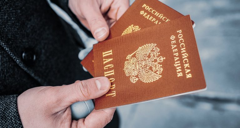 Латвия попросит тысячи российских граждан покинуть страну