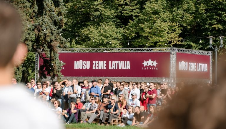 В понедельник движение в центре Риги ограничат по причине футбола и баскетбола