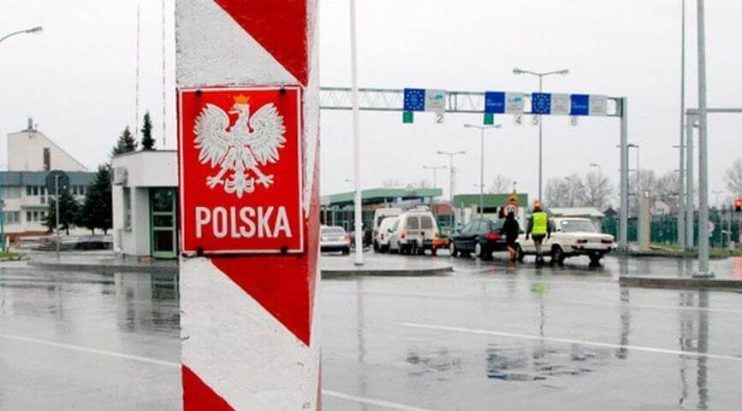 Польша присоединяется к запрету на въезд машин с российскими номерами