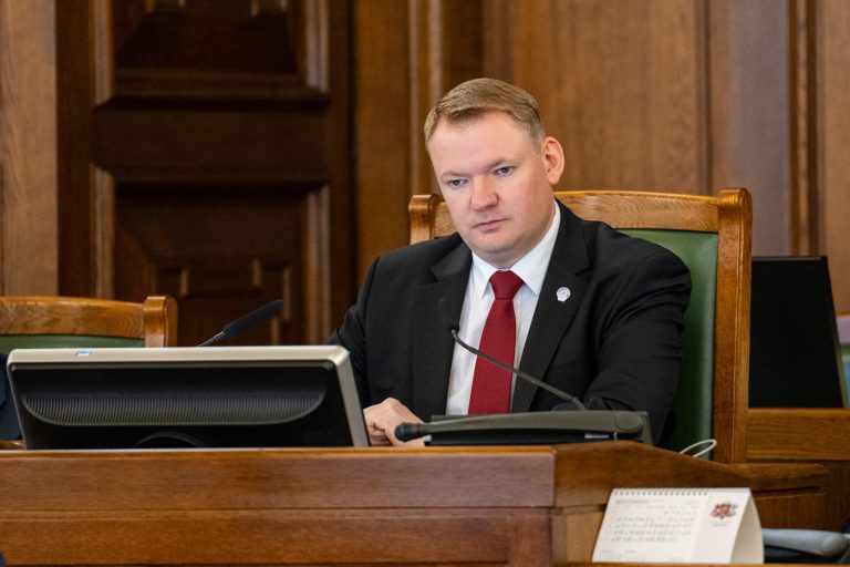 Новая коалиция хочет убрать Смилтенса с поста спикера Сейма