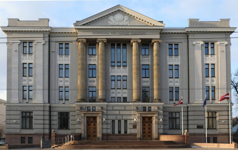 От посольства России требуют объяснений по поводу задержек с выплатой пенсий гражданам РФ в Латвии