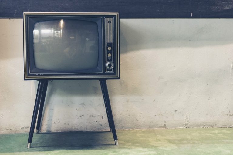 Русскоязычное население вместо местного ТВ чаще выбирает «YouTube» или зарубежные СМИ — опрос