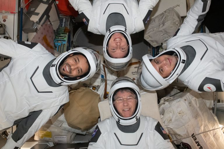 Космический корабль с американо-российско-арабским экипажем с Султаном ОАЭ вернулся на Землю