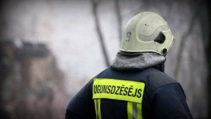 В воскресенье в Даугавпилсе на пожаре были спасены два человека