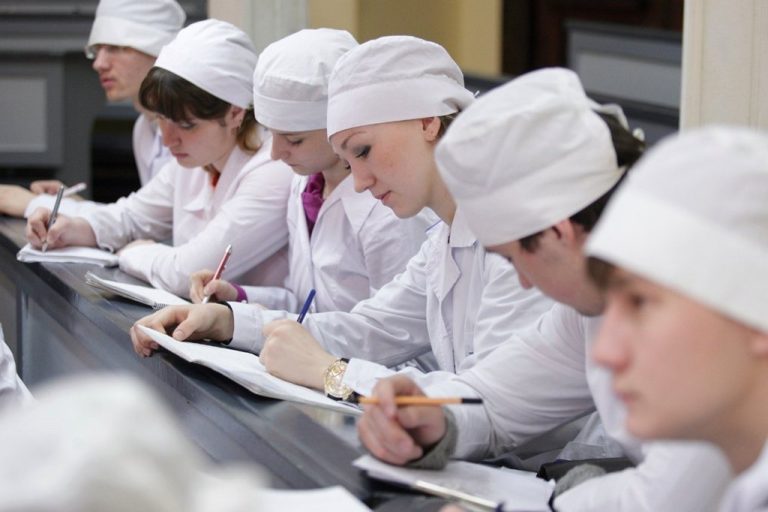 Медицинская академия приглашает на занятия старшеклассников — доступно только 100 мест