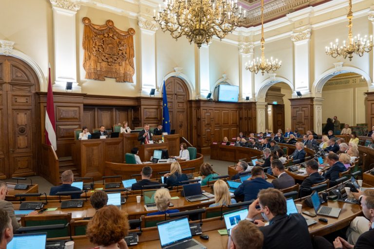 Началось рассмотрение поправок о продлении срока сдачи экзамена для граждан РФ
