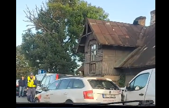 Авария под Саласпилом: шесть автомобилей, один пострадавший, движение затруднено