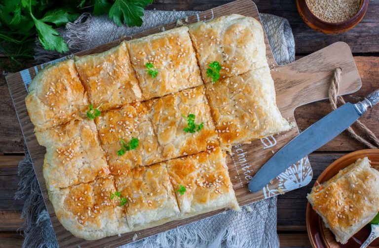 Курица, сыр и слоеное тесто: рецепт пирога, перед которым невозможно устоять