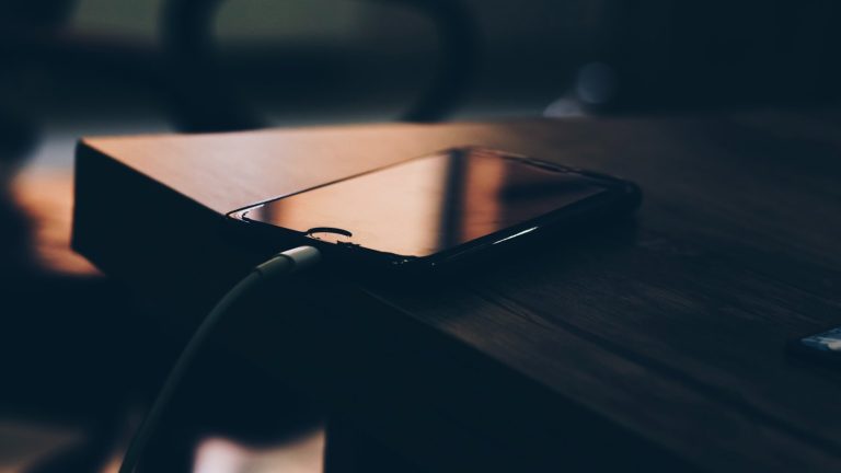 Как правильно заряжать смартфон ночью — советы эксперта