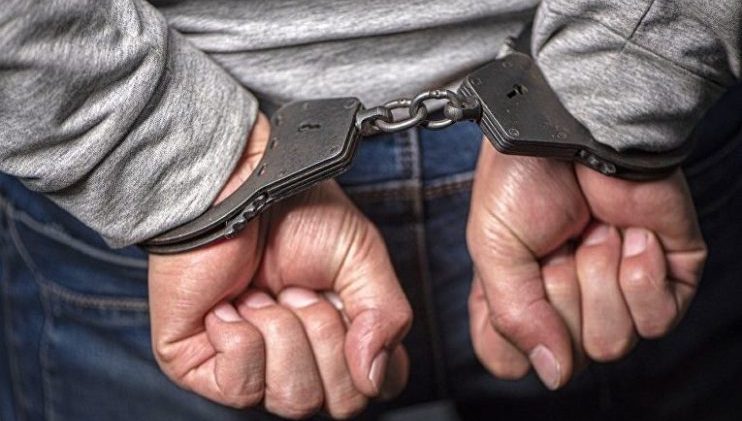Похититель кабеля в Пурвциемсе при задержании напал с ножом на полицейского