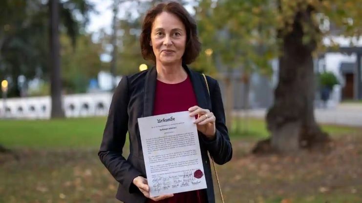 Вице-президент Европарламента Катарина Барли стала «королевой угрей»