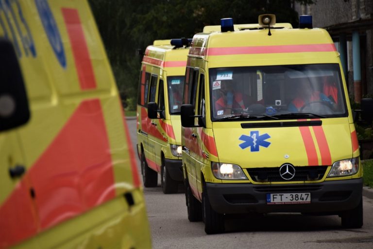 Латвия передаст Украине 61 автомобиль скорой помощи