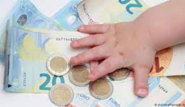 Сейм поддержал народную инициативу по увеличению детских пособий