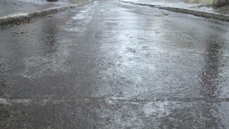 Водители, будьте осторожны! На дорогах Латвии образовался гололед