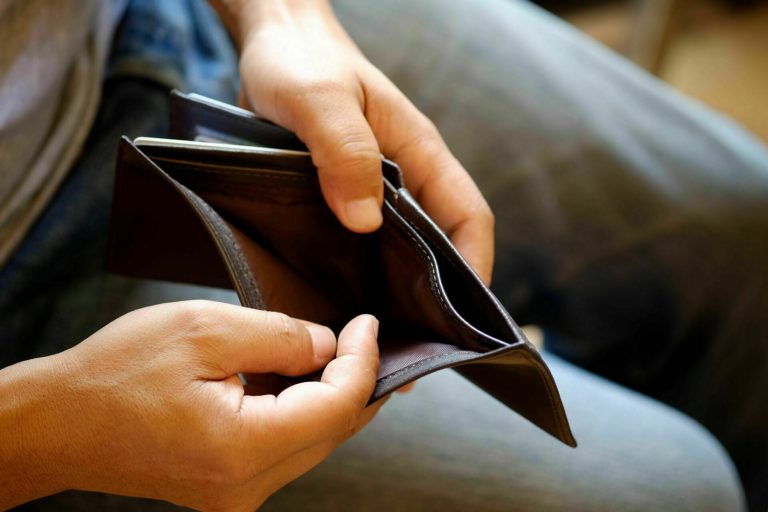 Из-за роста цен оказание социальных услуг придется сократить, считают в Рижском самоуправлении