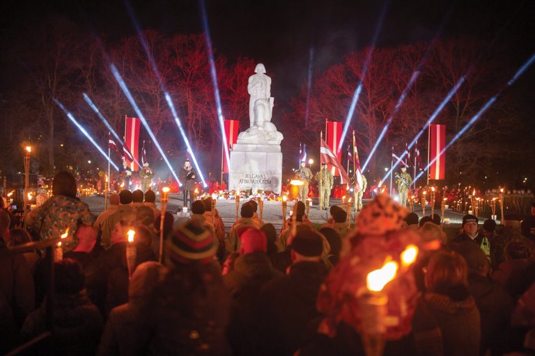 В Елгаве пройдет факельное шествие в честь Дня Лачплесиса