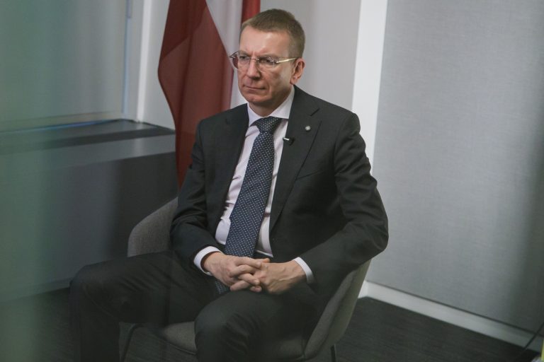 Президент приостановил на два месяца действие поправок о гражданском партнерстве