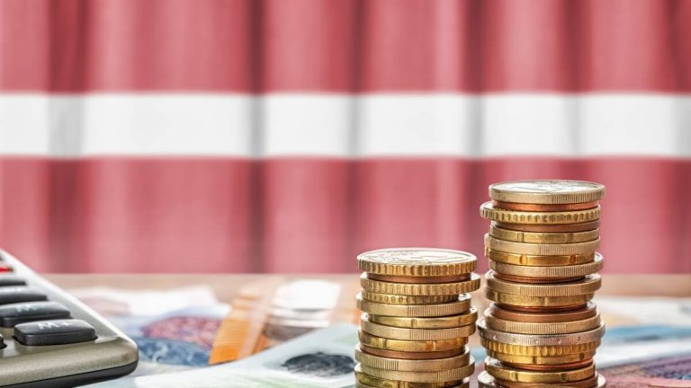 С 1 января 2024 года минимальная зарплата в Латвии составит 700 евро