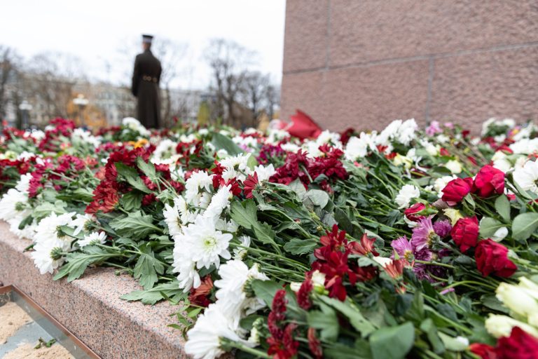 Латвийской республике 105 лет: церемония возложения цветов к памятнику Свободы