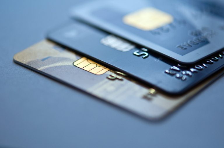 Опрос: 30 % жителей Латвии пострадали от мошенников