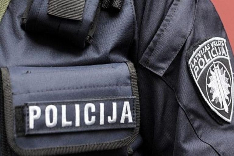 Прокуратура обвиняет полицейского и просит мэра Риги дать оценку начальнику Рижской полиции