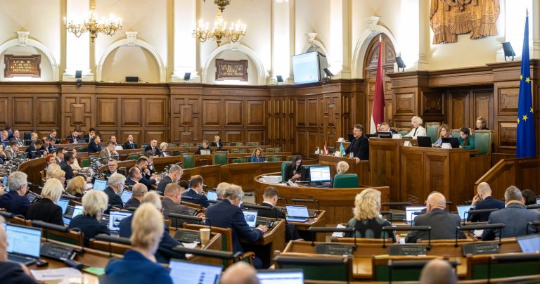 Сейм отклонил прошения об отставке Кариньша и Бришкенса