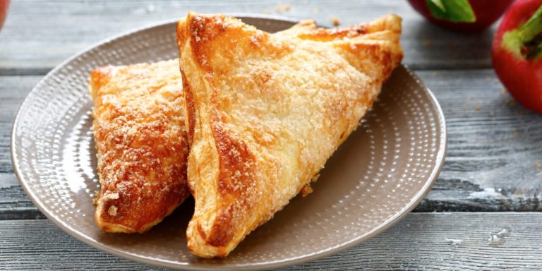 Просто, но вкусно: правильный рецепт слойки с яблоками и творогом