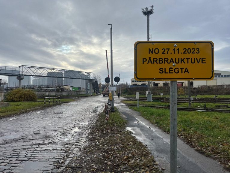 В понедельник в Риге закроют железнодорожный переезд на ул. Эзера