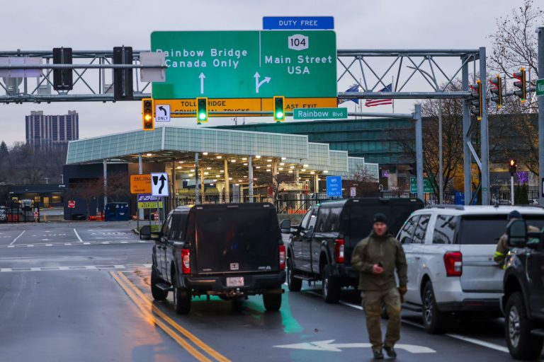 На границе США и Канады, в районе Ниагарского водопада, взорвался автомобиль