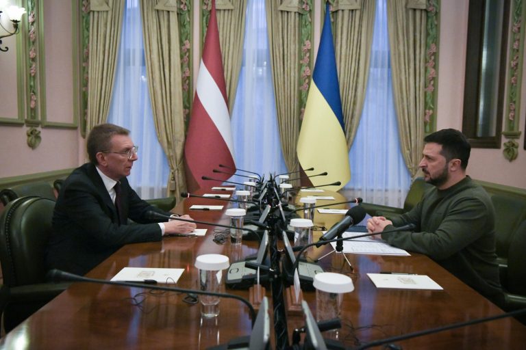 Во время визита в Украину президент встретился с Зеленским