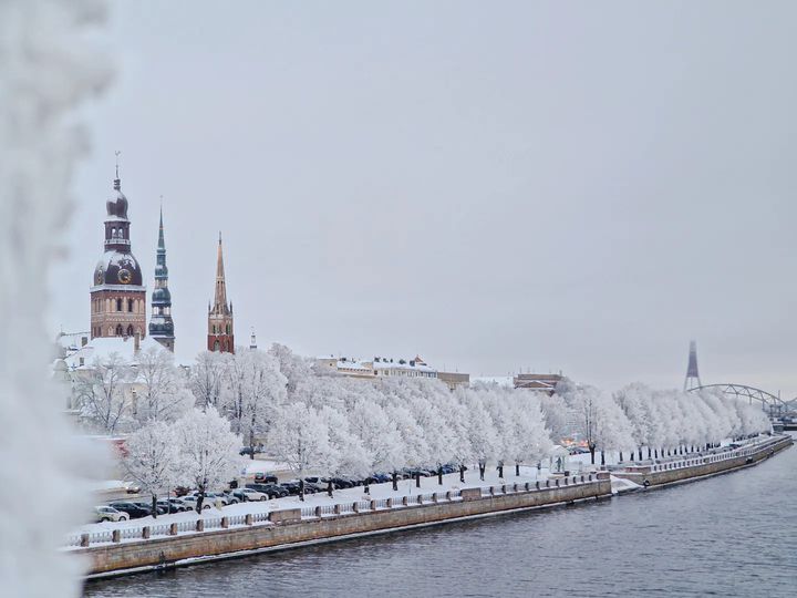 Рига засыпана — это самый толстый слой снега за последние два года