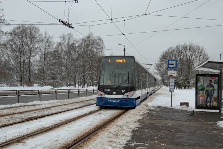 Сегодня в Риге действуют «снежные билеты» - движение транспорта затруднено