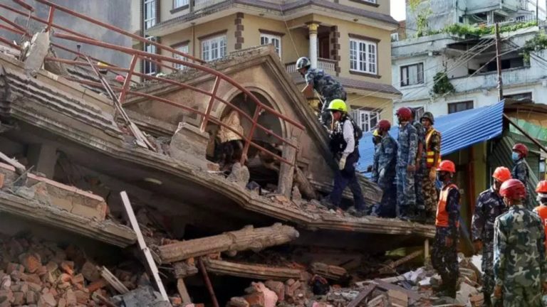 Жертвами землетрясения в Непале стали не менее 128 человек