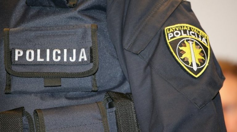 Полицейский обвиняется в жестоком избиении частного лица в развлекательном заведении