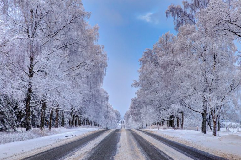 Из-за снега и гололеда затруднено движение по всей Латвии