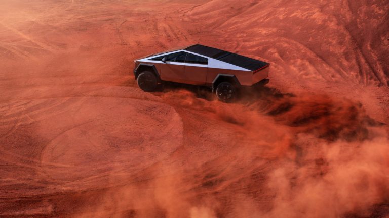 Tesla начала продажи пикапа Cybertruck