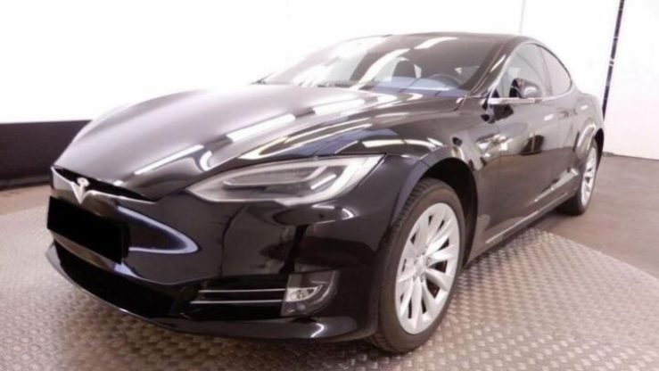 Tesla формально отзывает 2 млн машин из-за дефекта автопилота