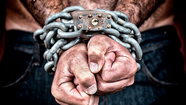 За порабощение людей в одном из рижских ресторанов задержаны три человека