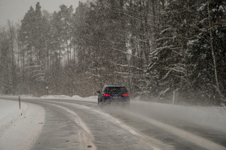 Latvijas valsts ceļi предупреждают об обледенении на дорогах