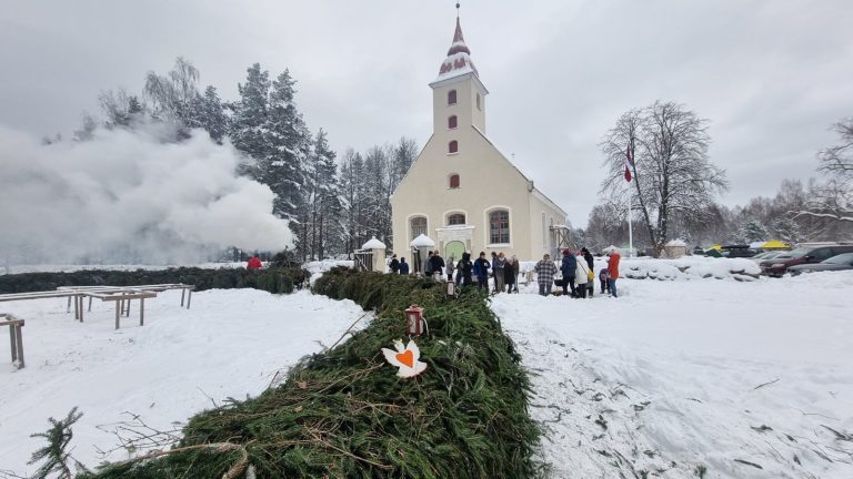 Cамый большой в Латвии венок Адвента изготовлен в Cкулте