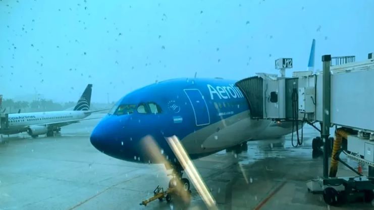 Ураган снес Boeing 737 весом 38 тонн со стоянки в аэропорту