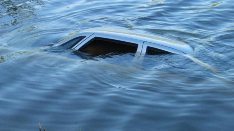 В Екабпилсском районе автомобиль съехал в водоем и утонул