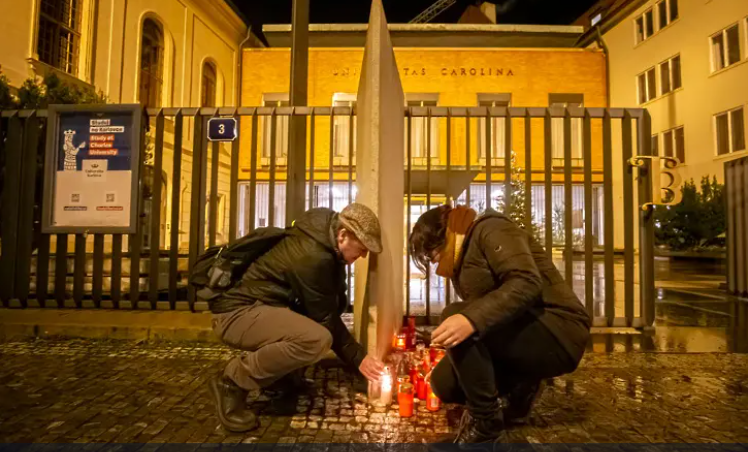 Шок и траур: расстрел в Праге с терроризмом не связан
